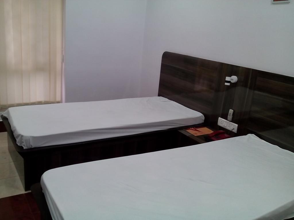 Neeranand Dalhousie- A Pure Vegetarian Hotel Колката Екстер'єр фото