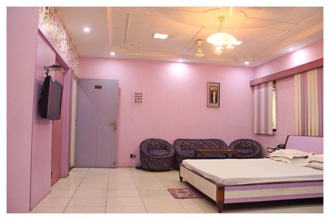 Neeranand Dalhousie- A Pure Vegetarian Hotel Колката Екстер'єр фото